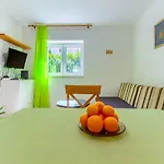 2-bdr With Shared Garden 3 Min Walk To Apartment