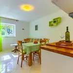 2-bdr With Shared Garden 3 Min Walk To Apartment *