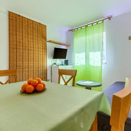 Апартаменти 2-bdr With Shared Garden 3 Min Walk To