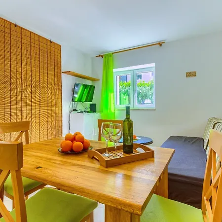 2-bdr With Shared Garden 3 Min Walk To Apartman