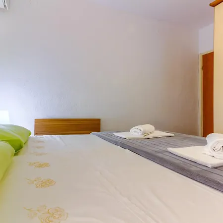 Апартаменти 2-bdr With Shared Garden 3 Min Walk To *