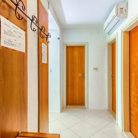 Апартаменти 2-bdr With Shared Garden 3 Min Walk To Спліт