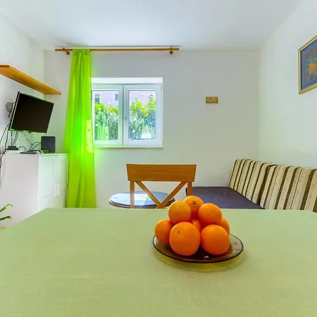 Апартаменти 2-bdr With Shared Garden 3 Min Walk To *