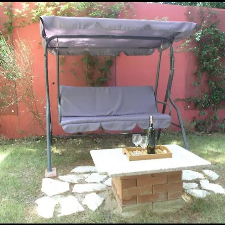 2-bdr With Shared Garden 3 Min Walk To Апартаменти *