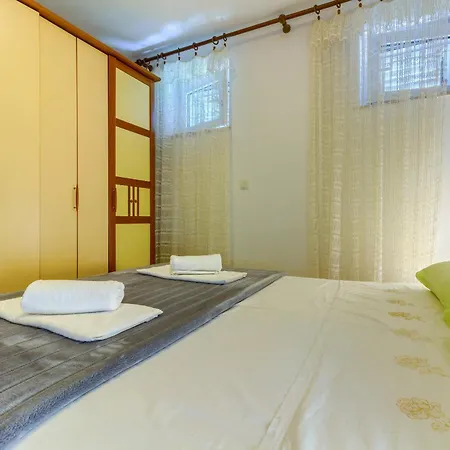 2-bdr With Shared Garden 3 Min Walk To Спліт
