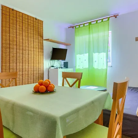 2-bdr With Shared Garden 3 Min Walk To Split