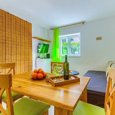 Апартаменти 2-bdr With Shared Garden 3 Min Walk To