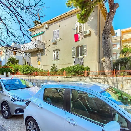 Апартаменти 2-bdr With Shared Garden 3 Min Walk To *