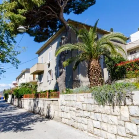 2-bdr With Shared Garden 3 Min Walk To