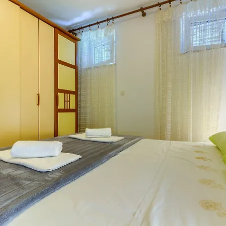2-bdr With Shared Garden 3 Min Walk To Апартаменти *