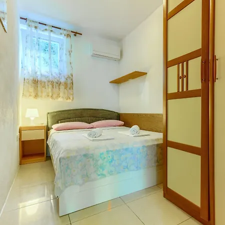 2-bdr With Shared Garden 3 Min Walk To Апартаменти *
