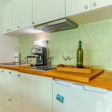 2-bdr With Shared Garden 3 Min Walk To