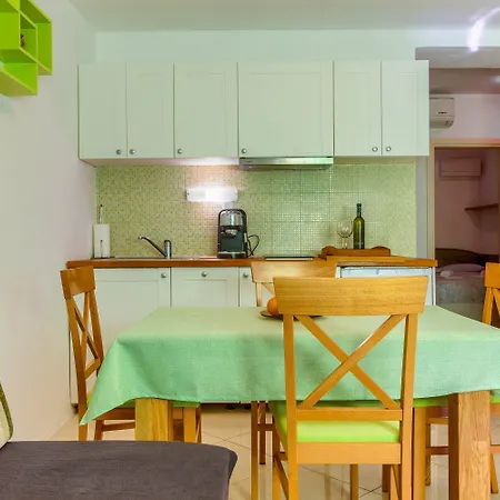 2-bdr With Shared Garden 3 Min Walk To Апартаменти *