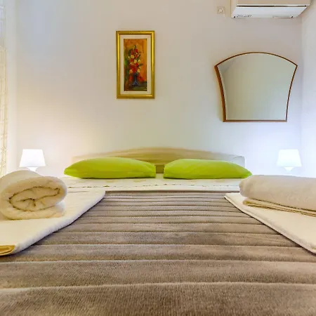 Апартаменти 2-bdr With Shared Garden 3 Min Walk To Спліт