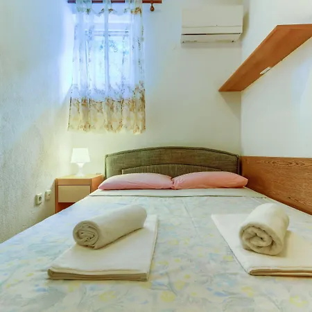 2-bdr With Shared Garden 3 Min Walk To