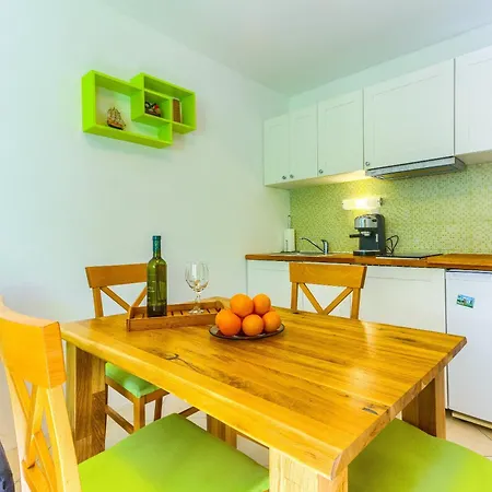 2-bdr With Shared Garden 3 Min Walk To سبليت