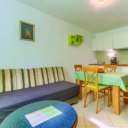 2-bdr With Shared Garden 3 Min Walk To شقة