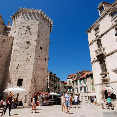 2-bdr With Shared Garden 3 Min Walk To شقة *