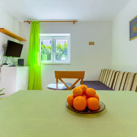 2-bdr With Shared Garden 3 Min Walk To شقة