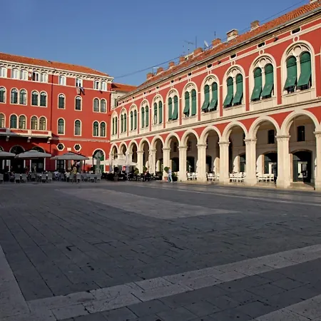 2-bdr With Shared Garden 3 Min Walk To *